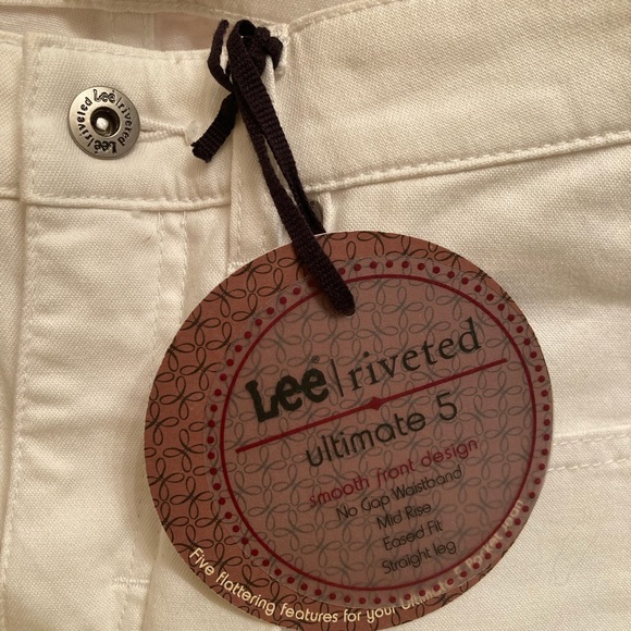 New Women white Levi jeans. - Picture 6 of 8